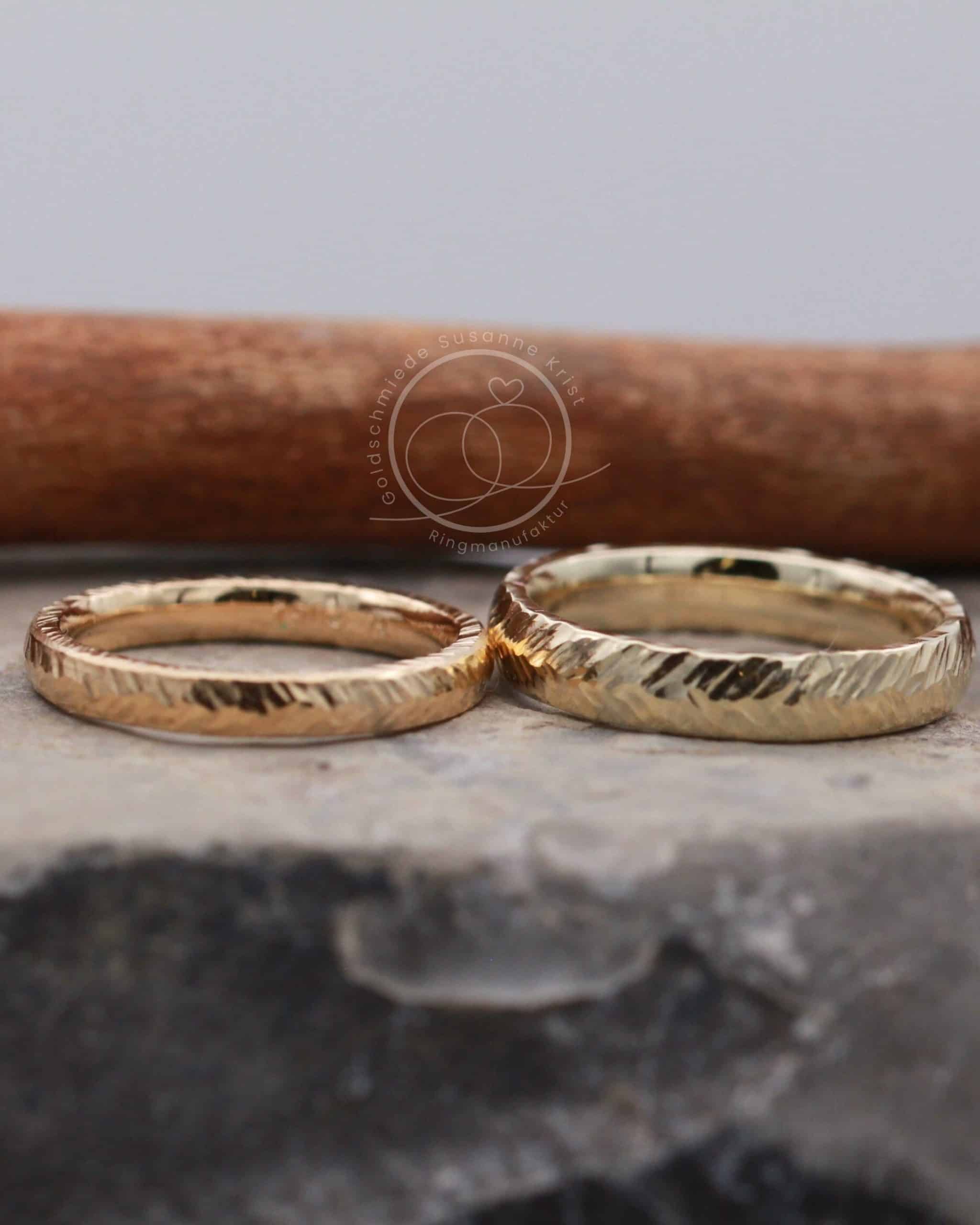 Ringe mit Blattmuster "Blattwerk" 3 Trauringe Rosegold und Gold florales Muster namens Federblatt