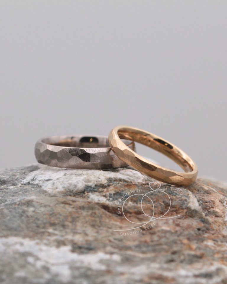 Homepage 7 Unterschiedliche Trauringe mit Hammerschlag weiss gelb, Modell Wanderlust