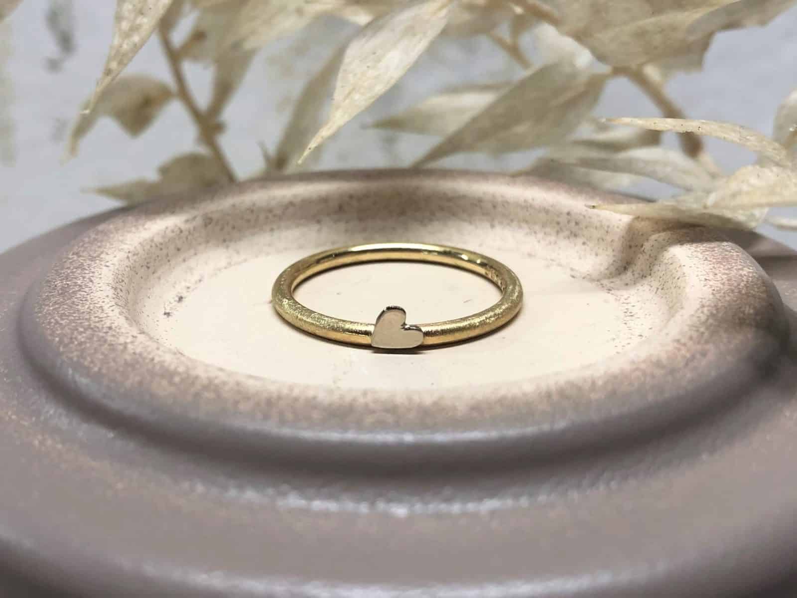 Ring mit schrägem Herz "Ellara 2" 1 Herzverlobungsring aus Gold und Weissgold Ellara 2