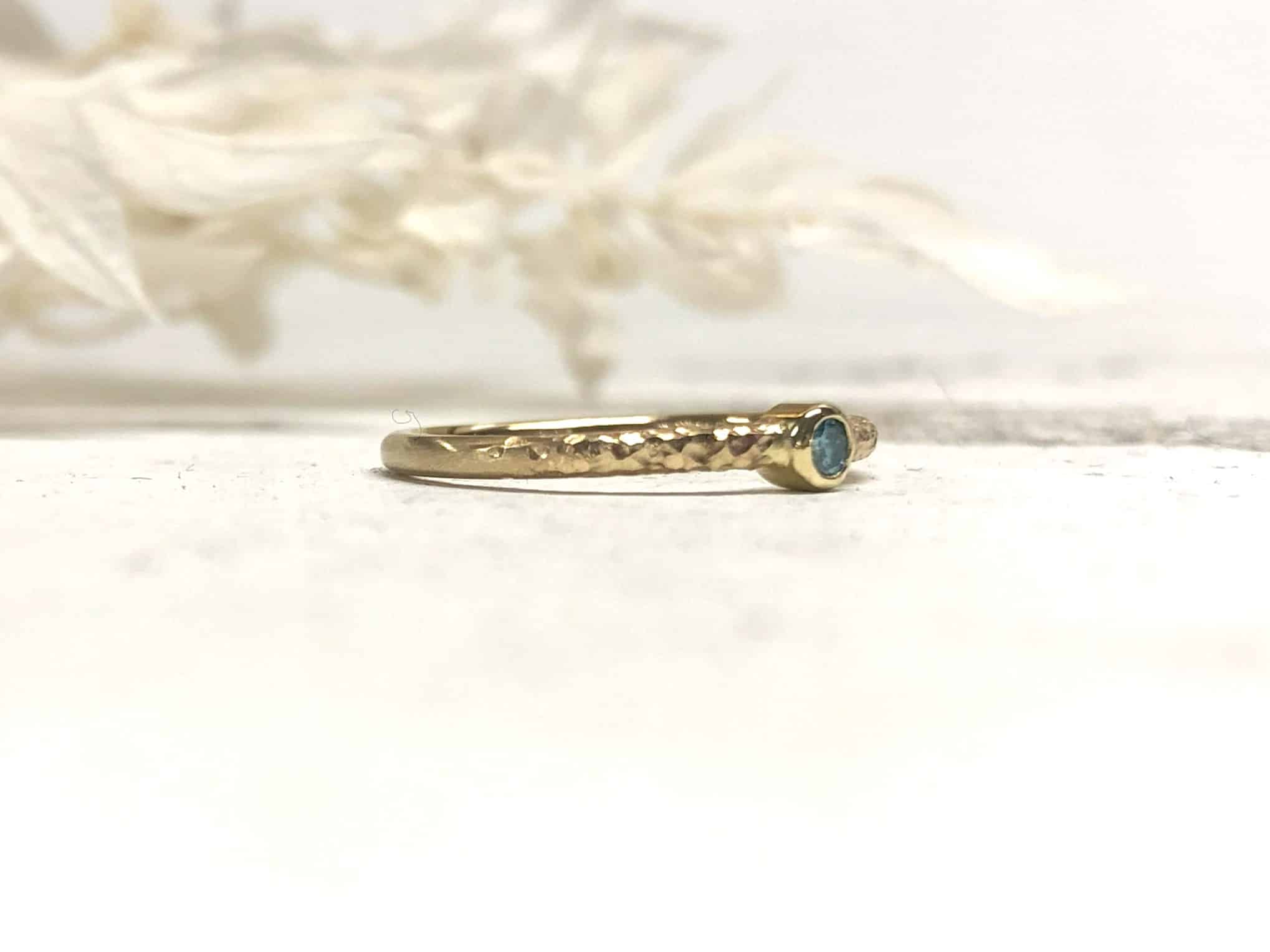 Rosegoldring mit blauem Stein "Thetes 2" 2 Gemusterter maritimer Verlobungsring mit blauem Stein Thetes 2