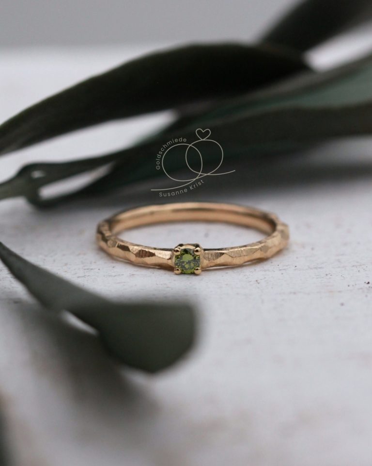 Homepage 2 Verlobungsring mit grünem Stein Olivi