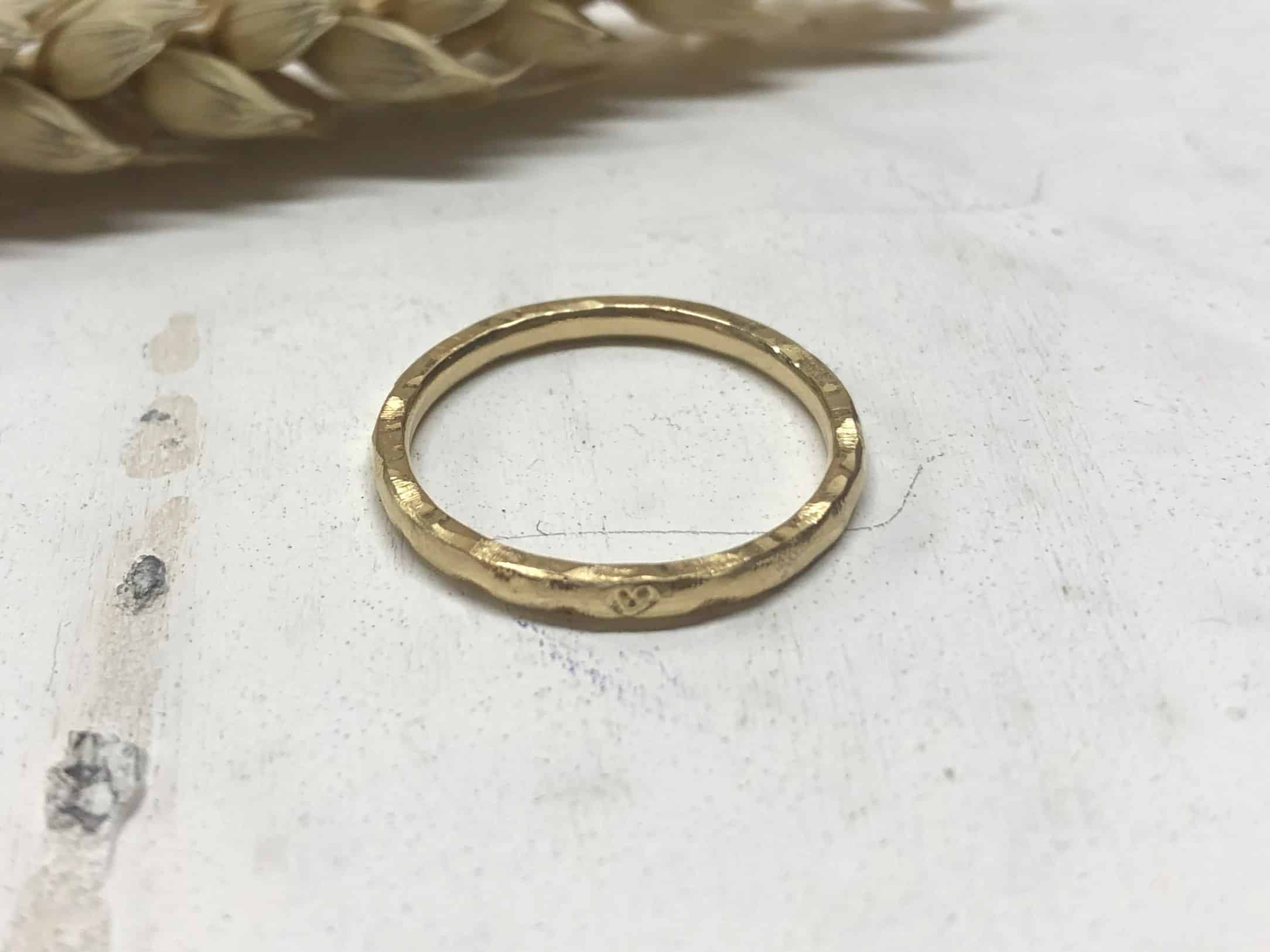 Schmaler Hammerschlagring mit Herz "Aridene" 4 Hammerschlagring schmal mit Herz aus Gold Aridene