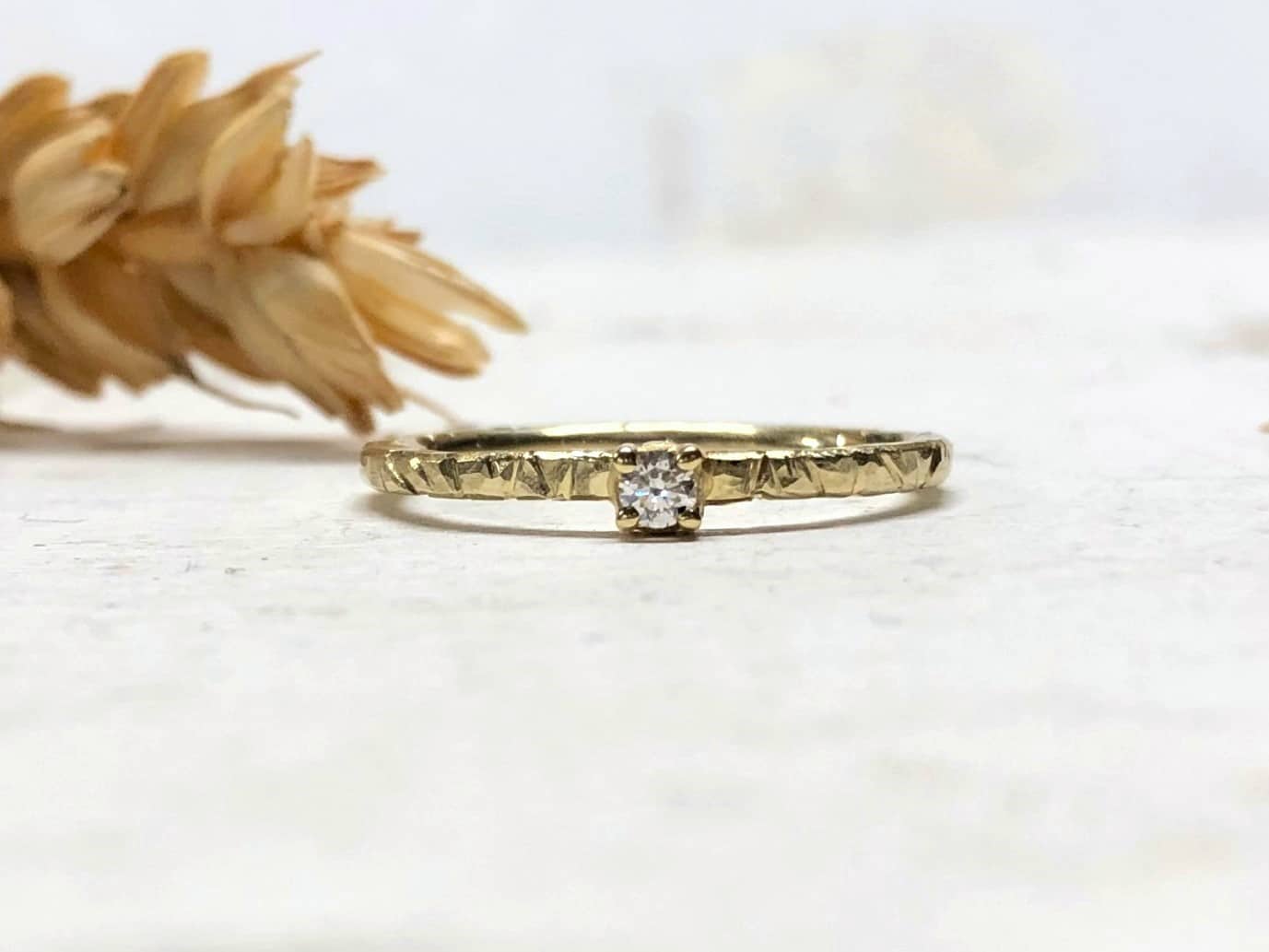 Verlobungsring mit Kerben "Ligni" 2 Goldener Verlobungsring mit Kerben und Stein in Holzmuster Ligni