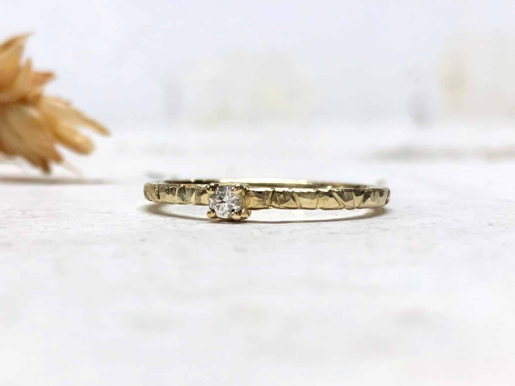 Verlobungsring mit Kerben "Ligni" 4 Vorsteckring und Verlobungsring mit Kerbenmuster und Stein Ligni