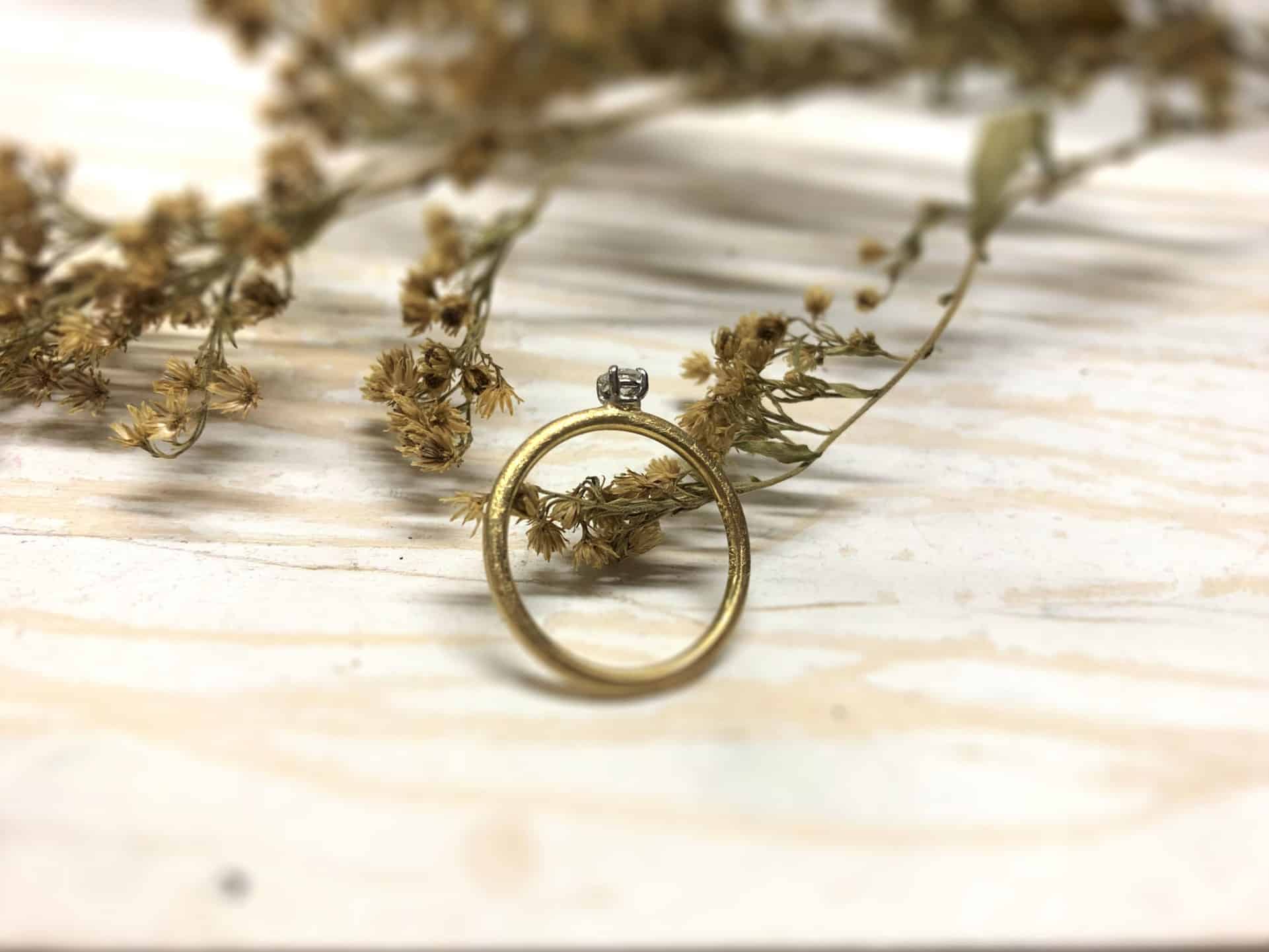 Klassischer Verlobungsring mit grauem Stein "Simeona" 4 Verlobungsring mit Fasssung oben drauf Simeona