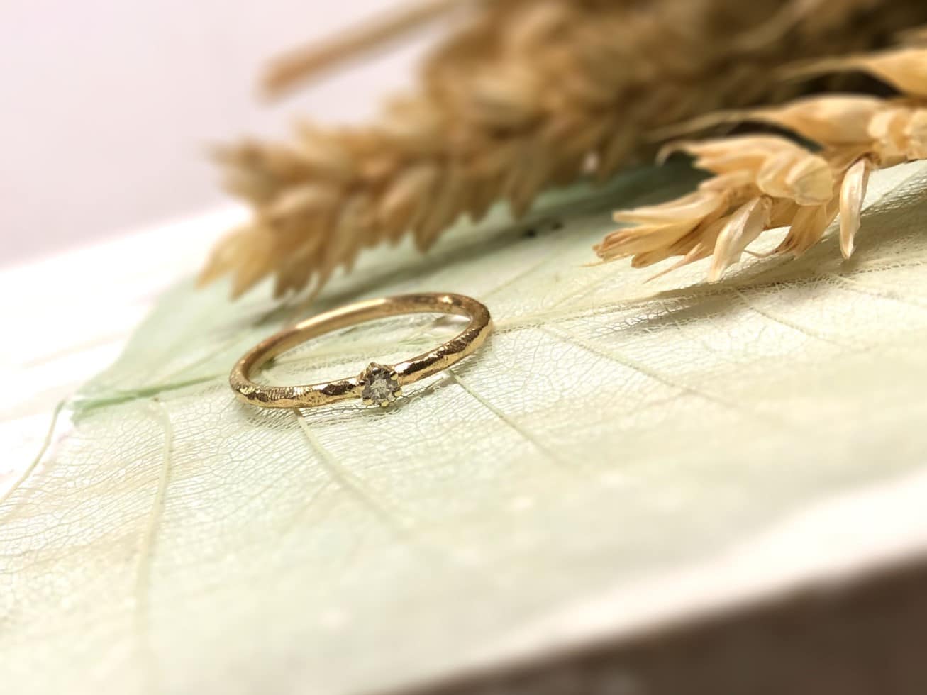 Rosegoldring mit Struktur "Nellia" 1 Rosegoldring mit Struktur "Nellia"