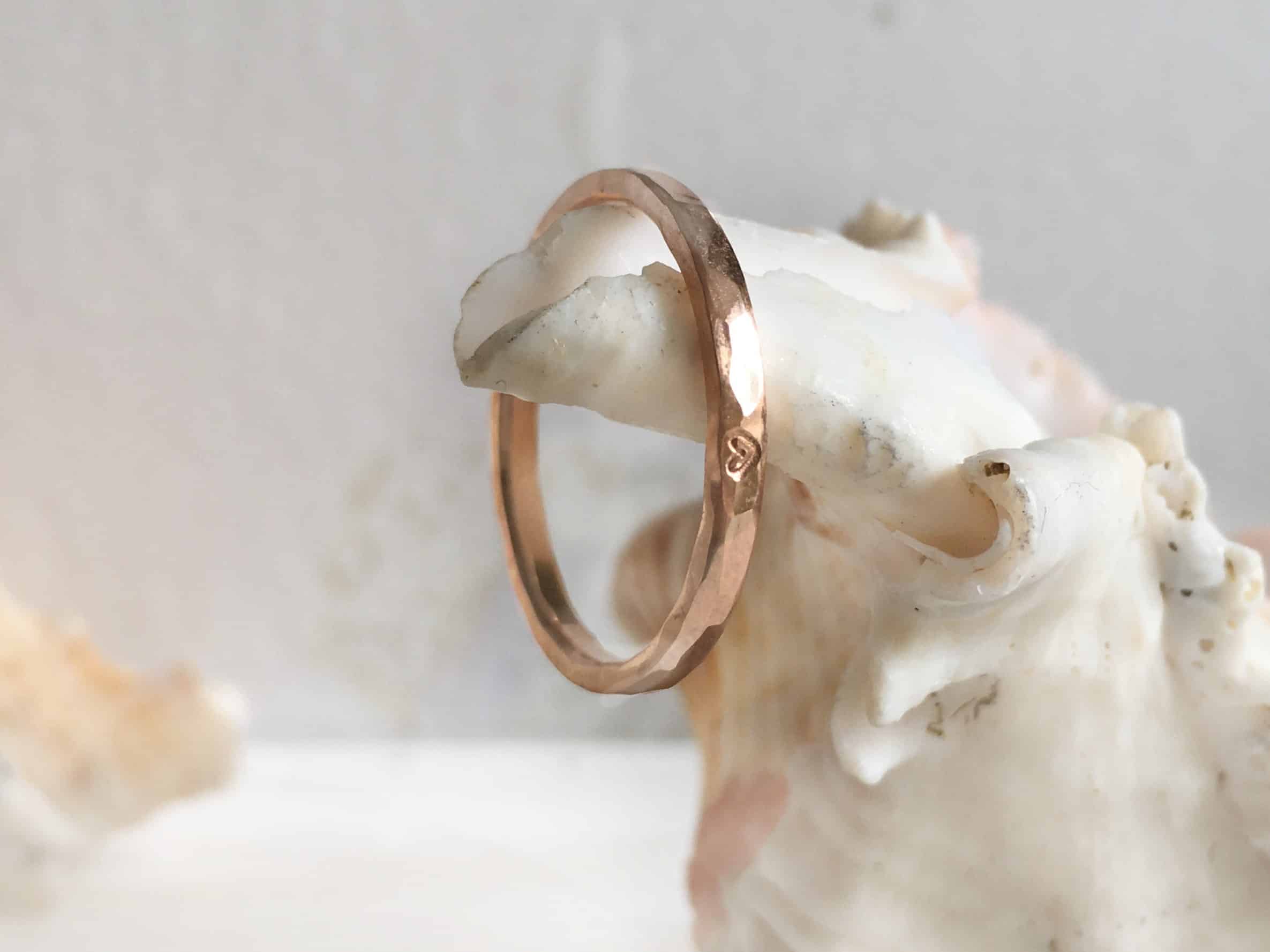 Hammerschlagring aus Rotgold "Eosya" 3 Verlobungsring mit Hammerschlag aus Rotgold und Herz Eosya