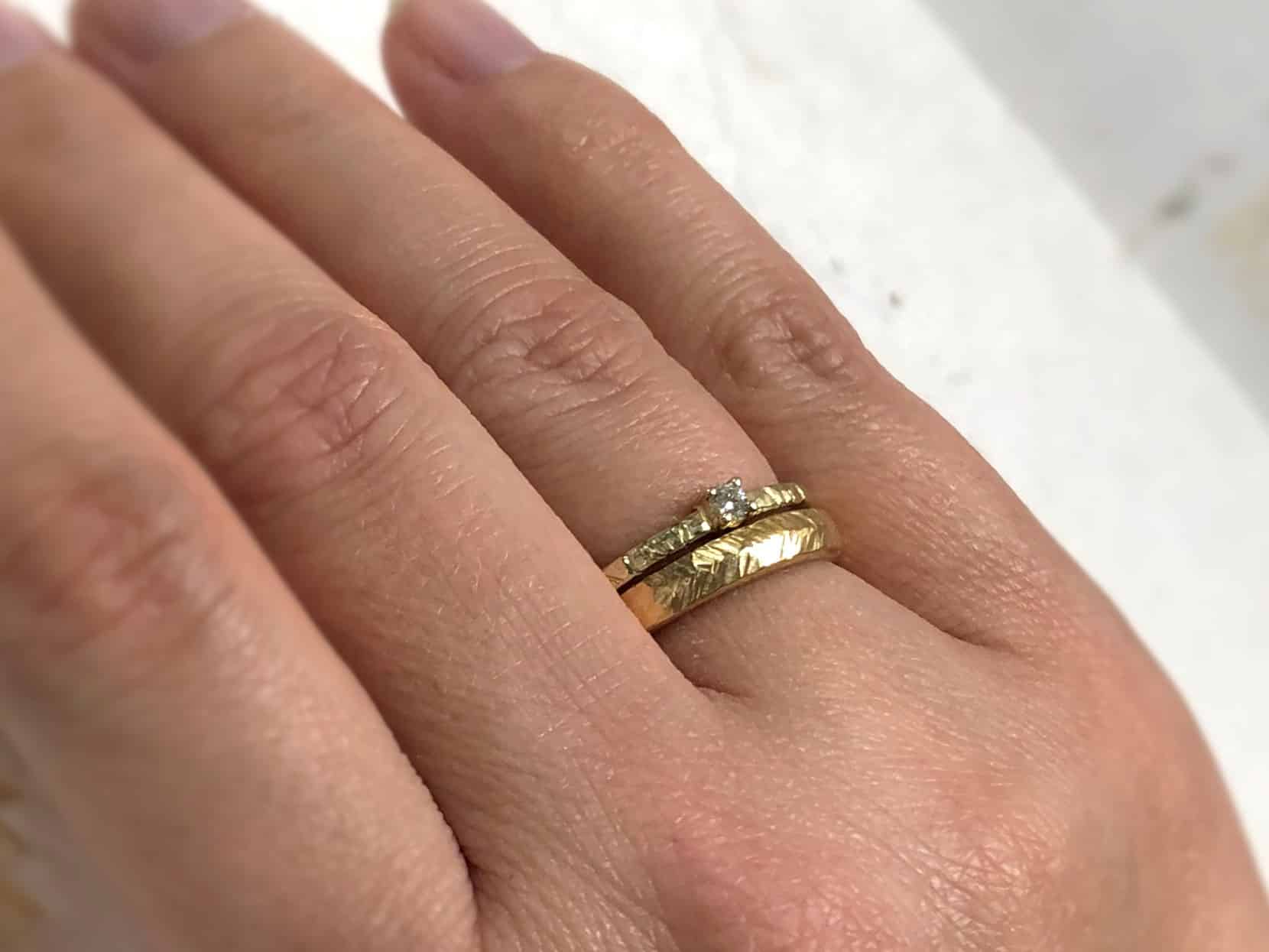 Verlobungsring mit Kerben "Ligni" 6 Vorsteckring am Ehering getragen als Verlobungsring Kombination Ligni