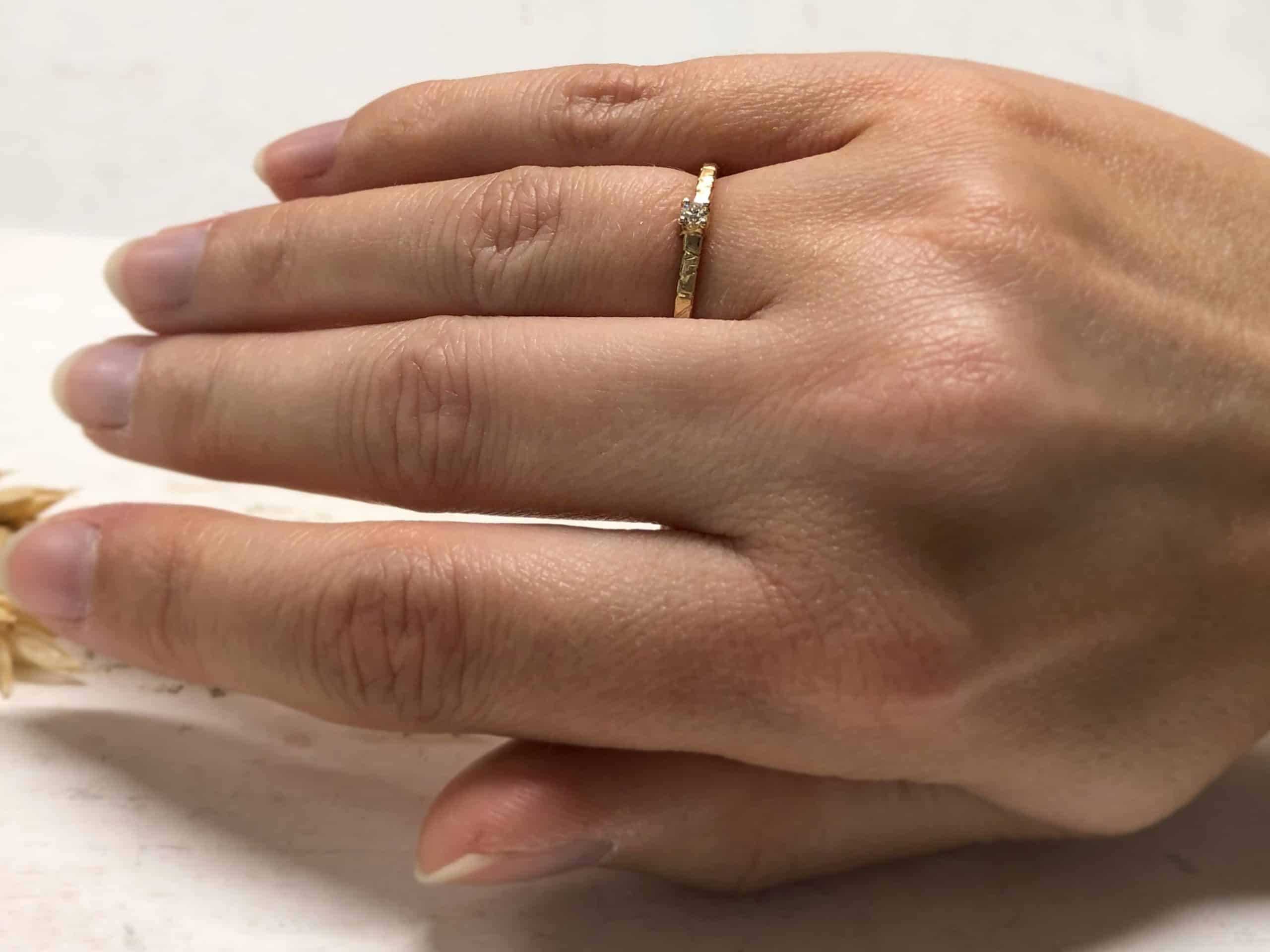 Verlobungsring mit Kerben "Ligni" 3 Vorsteckring mit Holzoptik an der Hand getragen Ligni