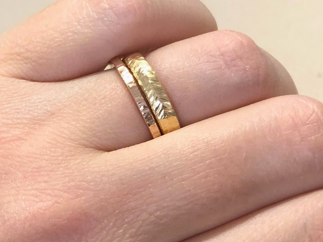 Rotgoldverlobungsring mit Baummuster "Irides 1" 8 Rotgoldring direkt am Ehering getragen, Modell Irides