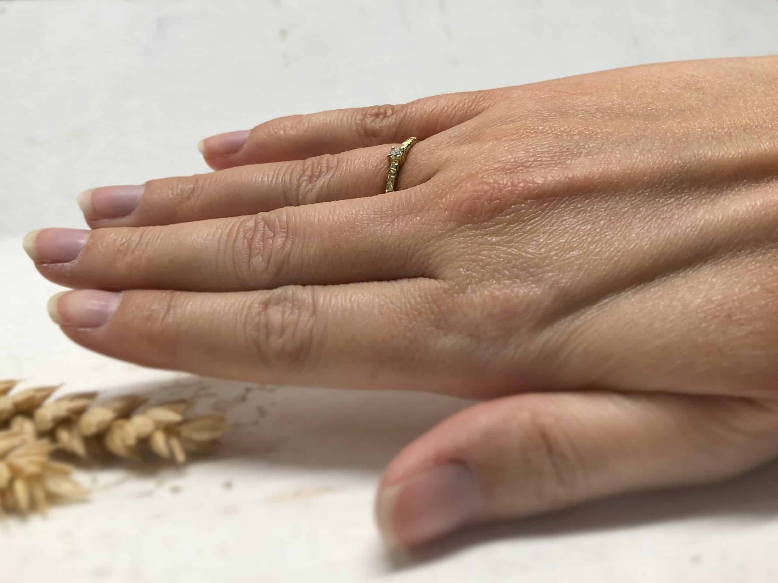 Verlobungsring mit Kerben "Ligni" 7 Schmaler Vorsteckring mit Holzmaserung Ligni an der Hand