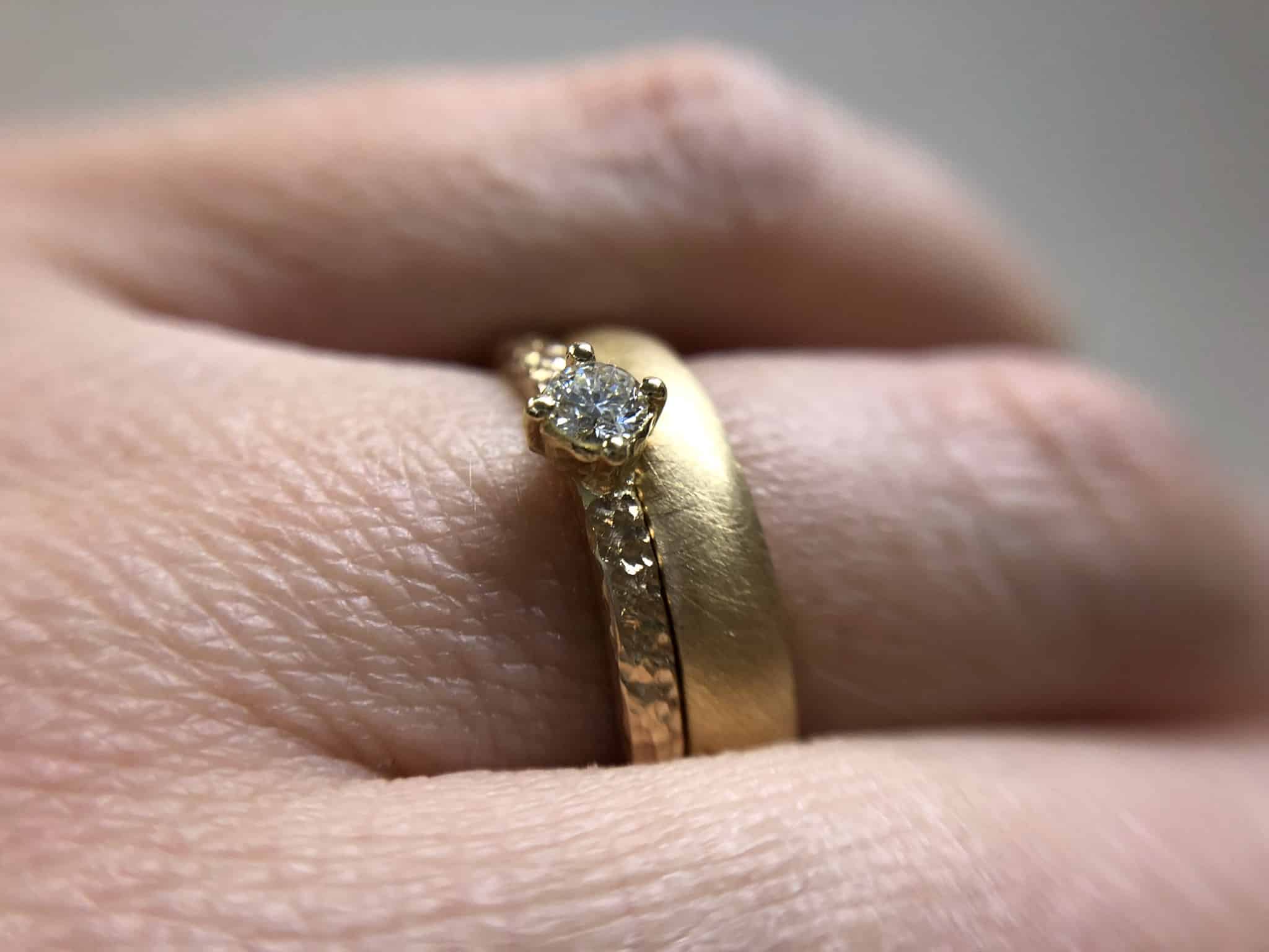 Rosegoldring mit Stein "Favora" 9 Was ist ein Vorsteckring? Rosegoldring mit Stein Favora kann an den Trauring kombiniert werden.